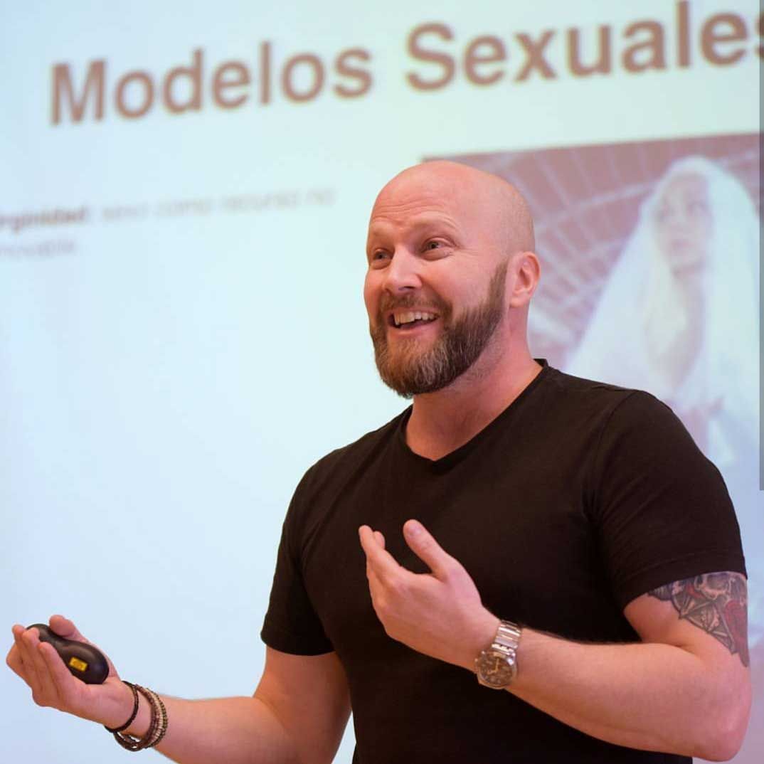 Jaime Sánchez Barceló dando una charla sobre sexualidad