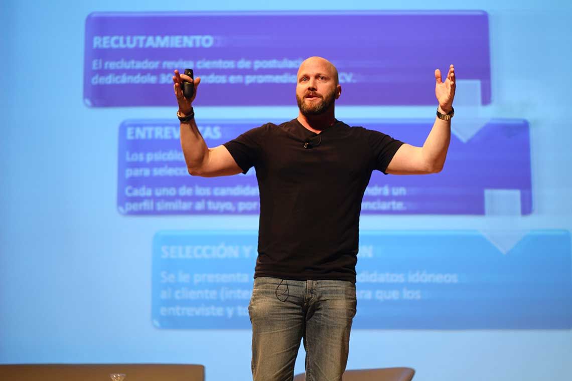 Jaime Sánchez Barceló presentando en una empresa