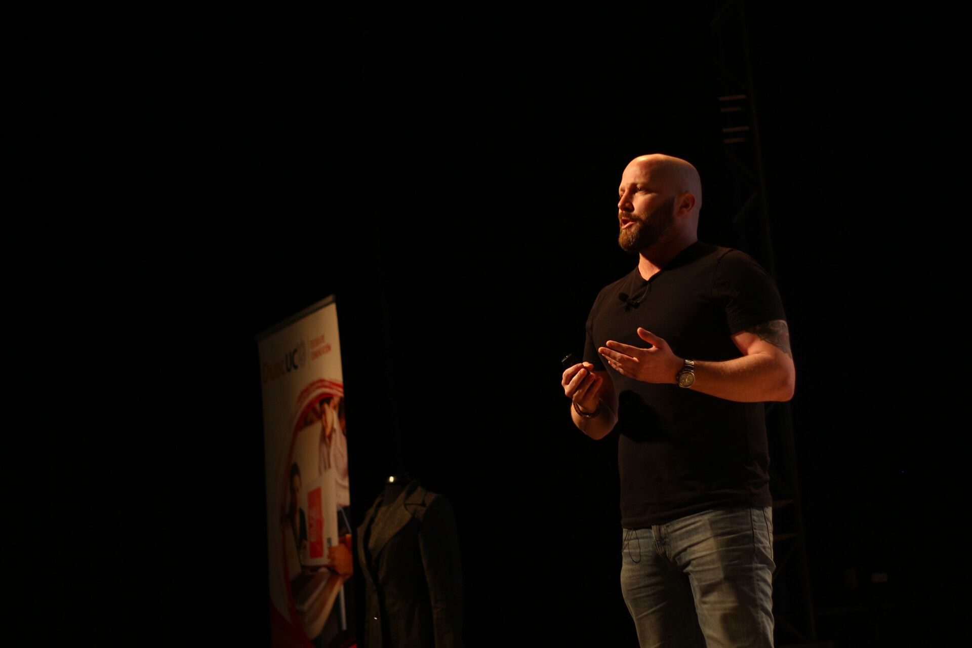 Jaime Sánchez Barceló en un escenario durante una charla