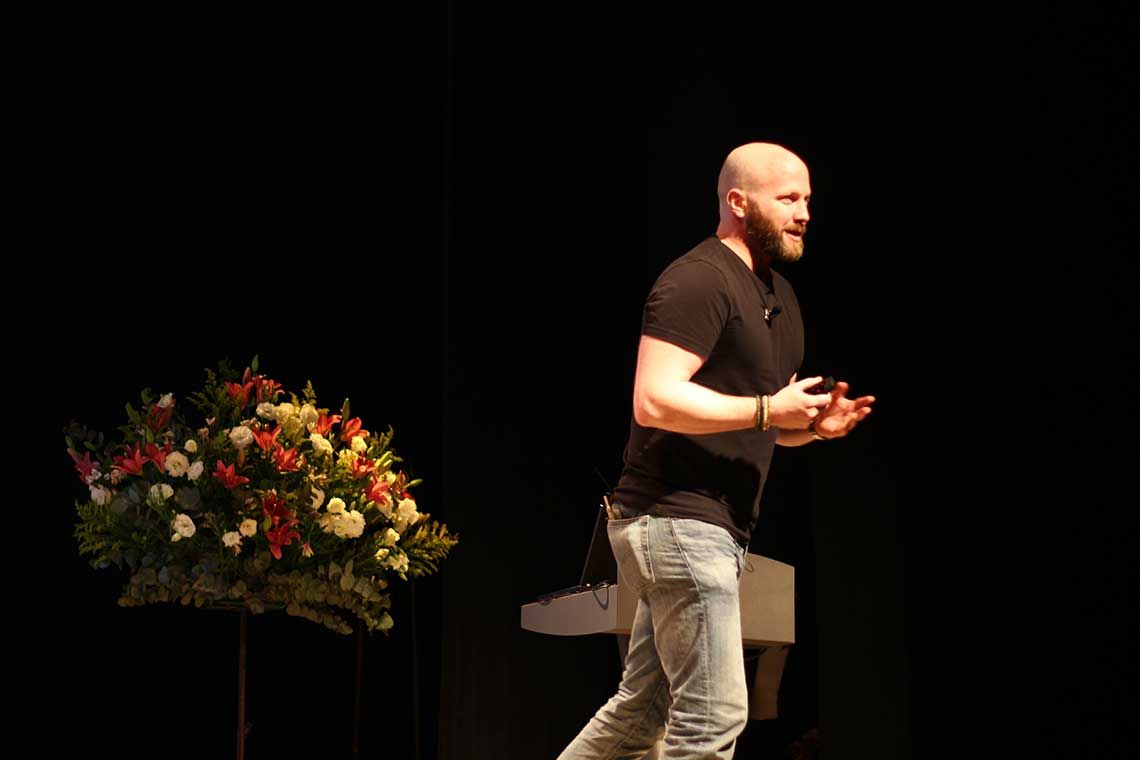 Jaime Sánchez Barceló en el escenario durante una charla