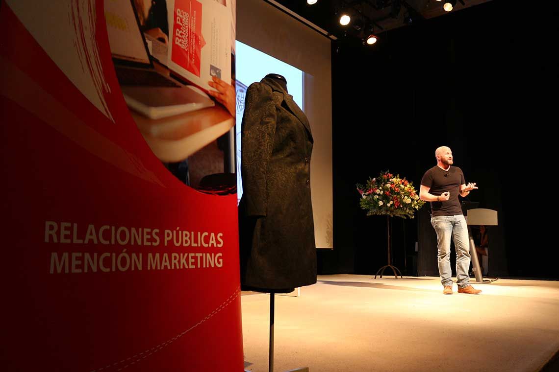 Charla en una institución educativa