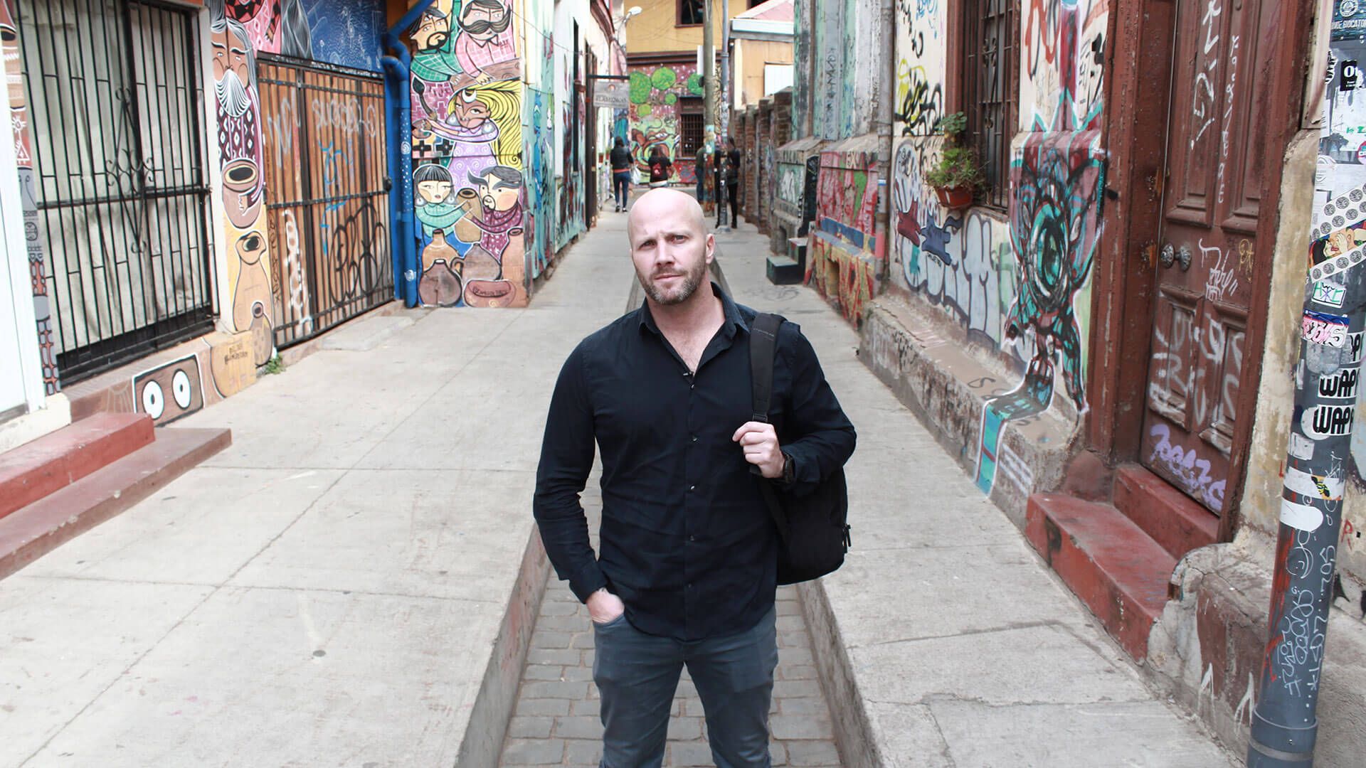 Jaime Sánchez Barceló en una calle con murales